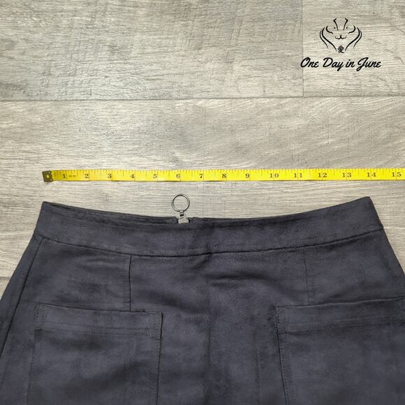 Old Navy Faux Suede Mini Skirt Size 2 - Picture 3 of 5
